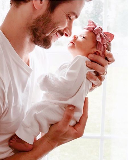 Family Photos With Baby, Baby Pictures Newborn, Newborn Family Photos, Father And Baby, Newborn Baby Photoshoot, Baby Bling, Baby Turban, Newborn Baby Photos