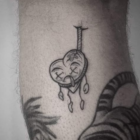 Back Of Leg Tattoo, Heart Finger Tattoo, Back Of Leg Tattoos, Gotik Tattoo, Heart Tattoo On Finger, Scary Tattoos, Creepy Tattoos, Doodle Tattoo, Finger Tattoo