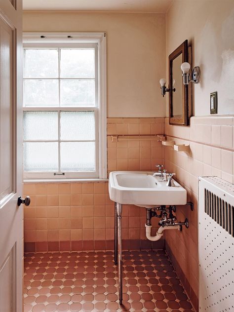 This "Dated" Bathroom Trend Is Catching On | domino 1940 Bathroom, Bathroom No Window, 1940s Bathroom, 1930s Bathroom, Aesthetic Bathroom Decor, Vintage Bathroom Tile, 20 Aesthetic, 1920s House, Village Green