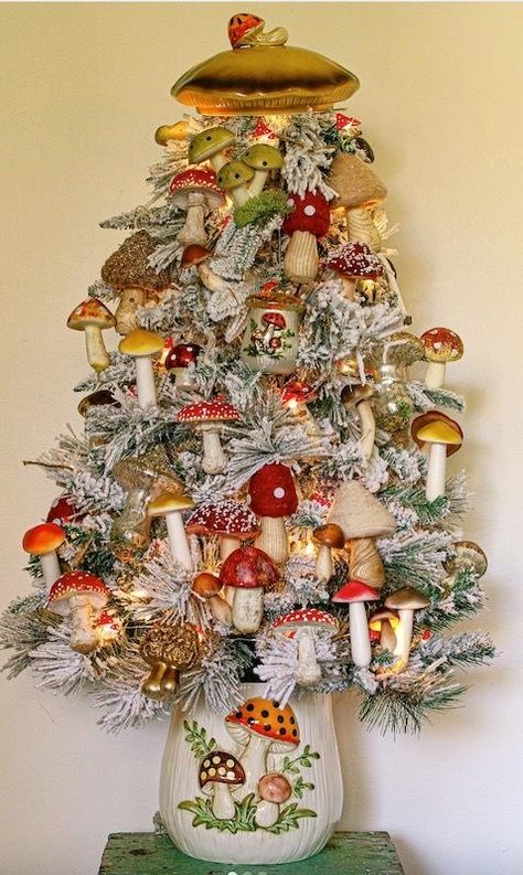 Unconventional Christmas Trees, Mushroom Christmas Tree, Mushroom Tree, Victorian Christmas Decorations, Mushroom Christmas, Vintage Christmas Tree Decorations, Mushroom Cottage, Chic Christmas Decor, Vintage Christmas Lights