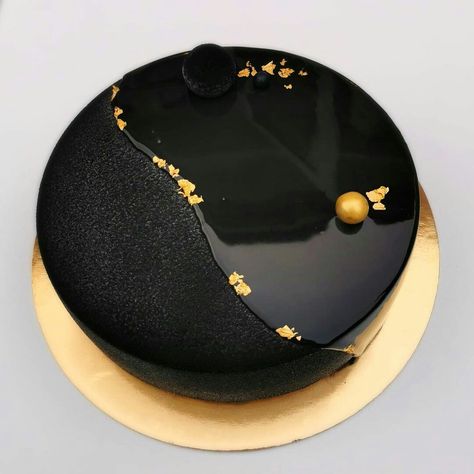 Black Colour Cake Design, Black And Golden Cake, Black And Gold Pastries, Black Mirror Glaze Cake, Black Cake With Gold Flakes, Glazed Cake, Glaze Cake, Mirror Glaze Cake, Mini Cakes Birthday