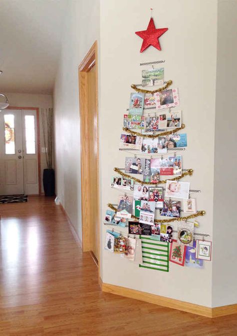 Christmas cards fall off the mantle every time the door opens, and you can't always see them all if you put them on the refrigerator. The best way to display them is by creating a card tree like this one! This way, the cards won't be constantly falling over, and when you're getting ready to send out your cards, you'll have an easy time making sure everyone gets one. Christmas Card Display, Alternative Christmas, Alternative Christmas Tree, Christmas Card Crafts, Christmas Tree Cards, Indoor Christmas, Diy Christmas Cards, Noel Christmas, Diy Christmas Tree