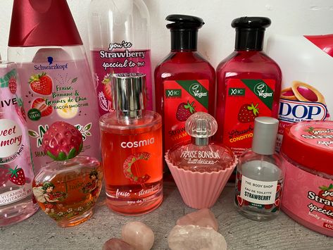 Strawberry smelling products Strawberry Hair Products, Strawberry Products Aesthetic, Strawberry Sent, Strawberry Scented Products, How To Smell Like Strawberries, Strawberry Skincare, Strawberry Products, Smell Like Strawberries, Strawberry Cosmetics