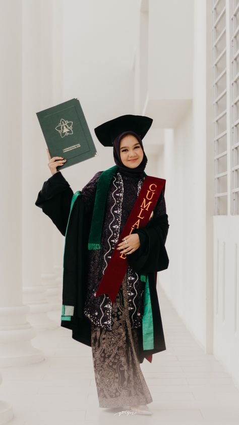 Simple Graduation Poses, Wisuda Style, Convocation Idea Pose, Selempang Wisuda Aesthetic, Graduation Photoshoot Ideas Hijab, Wisuda Photoshoot, Wisuda Photography, Toga Wisuda Art, Pose Wisuda Outdoor