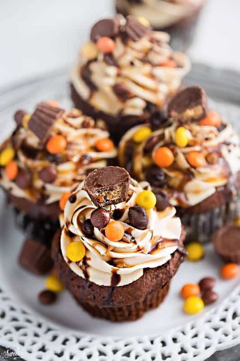 Reeses Peanut Butter Cupcake, Reese Peanut Butter Cupcakes, Specialty Cupcakes Ideas, Reese Cup Cupcakes, Reese’s Peanut Butter Cupcakes, Specialty Cupcakes Recipes, Reese’s Cupcakes, Reeses Cupcake, Reese Cupcakes