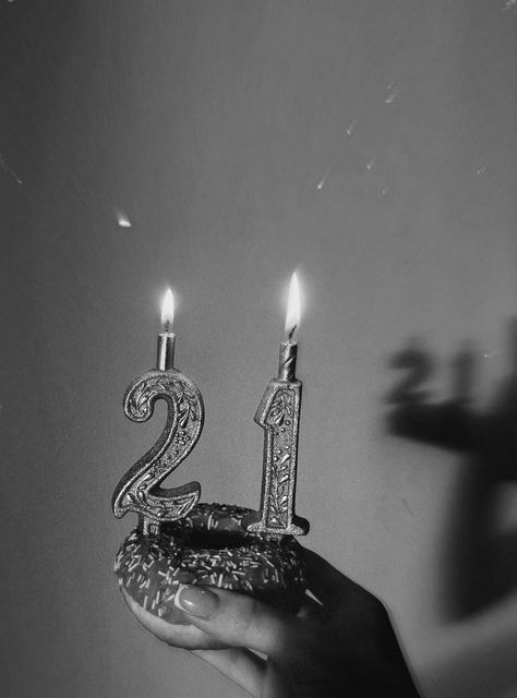 21st Birthday Video Ideas, Happy 20th Birthday Instagram Story, 22nd Birthday Instagram Story, Black And White Birthday Pictures, Its My Birthday 21, Its My Birthday Instagram Story Ideas 17, Birthday Dark Photography, 21st Birthday Wallpaper, 21st Birthday Photoshoot Ideas