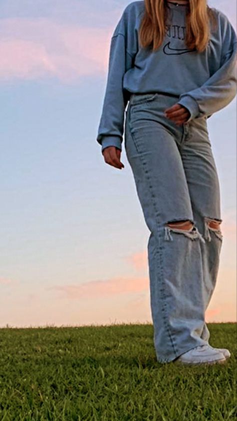 Wide leg jeans and nike spell out sweatshirt vintage Hoodie And Wide Leg Jeans, Black Wide Leg Jeans Outfit, How To Style Wide Leg Jeans, Style Wide Leg Jeans, Black Wide Leg Jeans, Wide Leg Jeans Outfit, Outfit Hoodie, Outfits Baggy, Sweatshirt Vintage