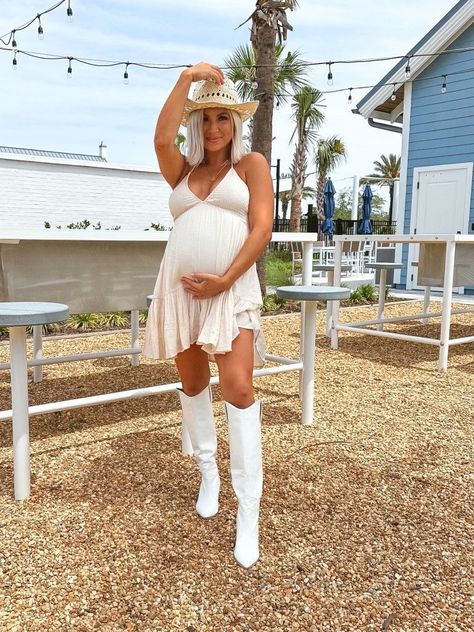 Festival Outfit Pregnant, Pregnant Cowgirl, Pregnant Cowgirl Outfits, Cowgirl Style Outfits, Cowgirl Costume, Top Fashion Bloggers, Cowgirl Outfits, Flowy Dress, Cowgirl Style