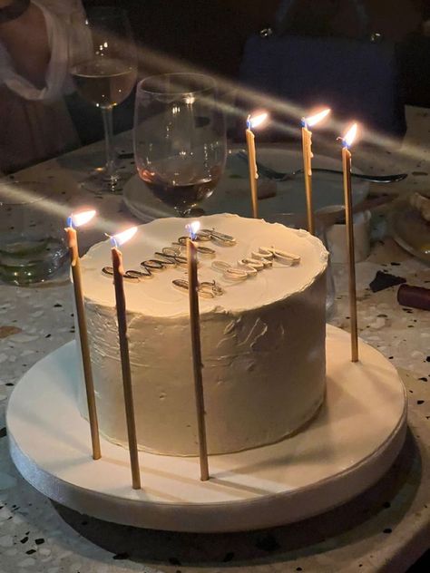 Minimal 21st Birthday Cake, Simple Birthday Cake With Candles, White Bday Cake Aesthetic, Sweet 16 Minimalist Cake, Simple Aesthetic Birthday Cakes Pastel, White Cakes Aesthetic, Aquarius Birthday Aesthetic, 21st Birthday Cake Ideas For Her Simple, Plain White Birthday Cake