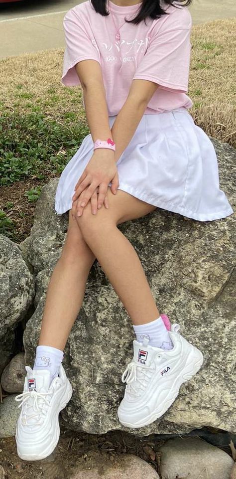 Fila Shoes Outfit Aesthetic, Outfit With Fila Shoes, Chunky Fila Sneakers Outfit, Fila Shoes Outfit Women, Chunky Fila Outfit, Chunky White Shoes Outfit, White Fila Sneakers Outfit, Chunky Tennis Shoes Outfit, Fila Sneakers Outfit