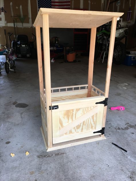 Hobby Horse Stable, Hobby Horse Stall, Hobby Horse Tack Diy, Horse Stalls Diy, Hobby Horse Accessories Diy, How To Make A Hobby Horse, Hobby Horse Competitions, Horse Base, Wooden Hobby Horse