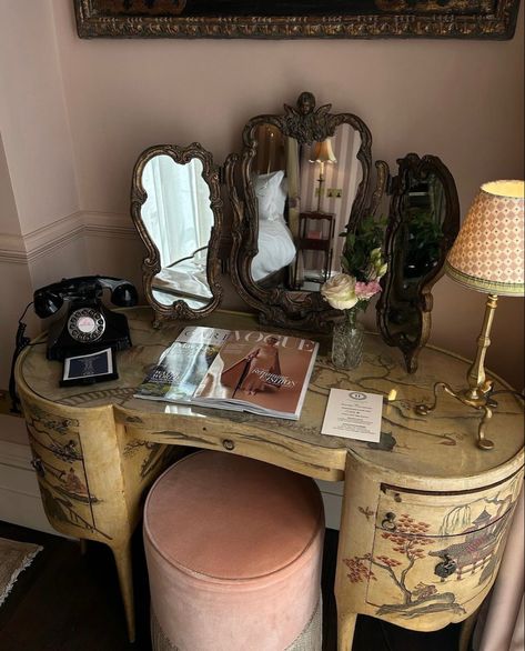 Rooms Decoration, College Bedroom, Dreamy Decor, Deco Originale, Dreamy Room, Vintage Room, Dream Room Inspiration, Vintage Vanity, Dream House Interior