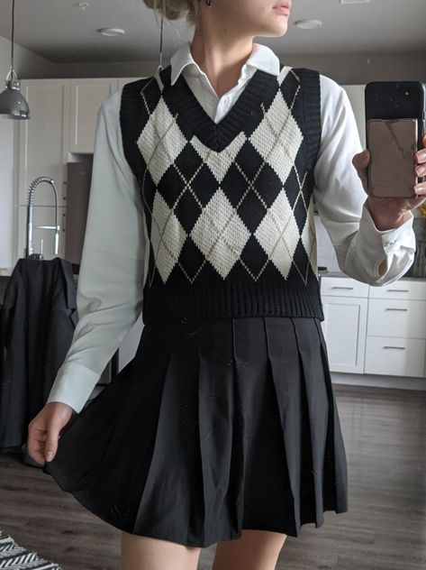 Emo Sweater Vest Outfit, Grunge Sweater Vest Outfit, Sweater Vest Pleated Skirt, Alt Sweater Vest Outfits, Sweater Vest Mini Skirt Outfit, Sixth Form Outfits, School Uniform Outfits, Gender Neutral Clothes, Tight Sweater