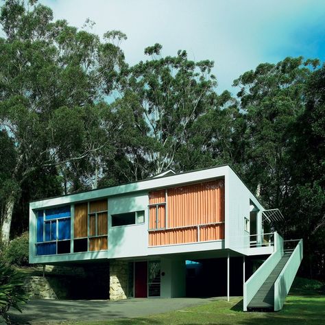 Inspired by Le Corbusier's ideals, as well as the Bauhaus, Harry Seidler designed the 1950 Rose Seidler House in Wahroonga, Australia. Iconic Houses, Modernist House, Kerala Houses, Casas The Sims 4, Mid Century Architecture, Architecture Exterior, Brutalism, Mid Century Modern House, Modern Exterior