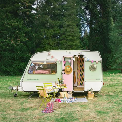 Painting A Caravan Exterior, Caravan Exterior Ideas, Vintage Caravan Exterior, Old Caravan Makeover, Airbnb Camper, Painted Caravan, Caravan Exterior, Shabby Chic Caravan, Caravan Paint