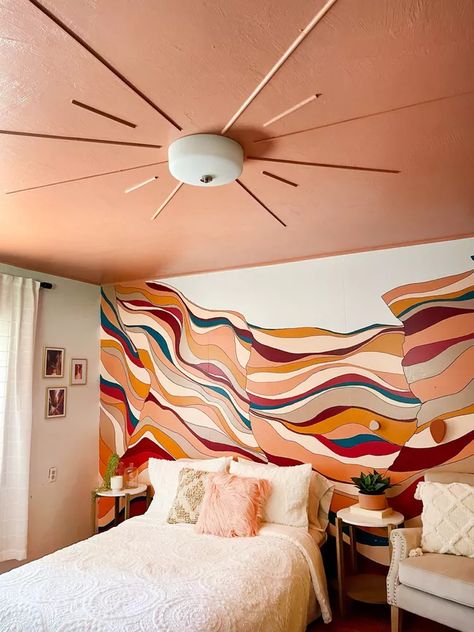 This bedroom features a beautiful abstract mural with a boho style and a terracotta ceiling featuring BH&G Paint's 2023 color of the year, Canyon Ridge. BH&G Paint, which is sold at Walmart, announced that their 2023 color of the year is Canyon Ridge. This color is pretty similar to SW's Redend Point. So I'm sensing some major trends for colors next year. It is ALL about this terracotta clay color. Ceiling Art Diy, False Ceiling Lighting Ideas, Ceiling Medallions Diy, Painted Ceiling Medallion, Ceiling Lights Design, Unique Ceiling Ideas, Trending For 2023, Paint Color Of The Year, Terracotta Bedroom