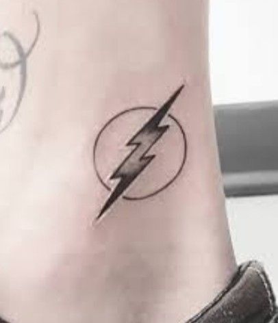 The Flash Tattoo Ideas, Dc Tattoos, Super Hero Tattoos, The Flash Tattoo, Egypt Tattoo Design, Pop Culture Tattoos, Dc Tattoo, Icon Tattoo, Hero Tattoo