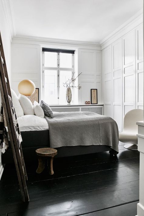 White Walls Dark Furniture, Bathroom Plaques, Bedroom White Walls, Black Floors, Long Entryway, Interior Entrance, Restful Bedrooms, Wainscoting Styles, Scandinavian Apartment