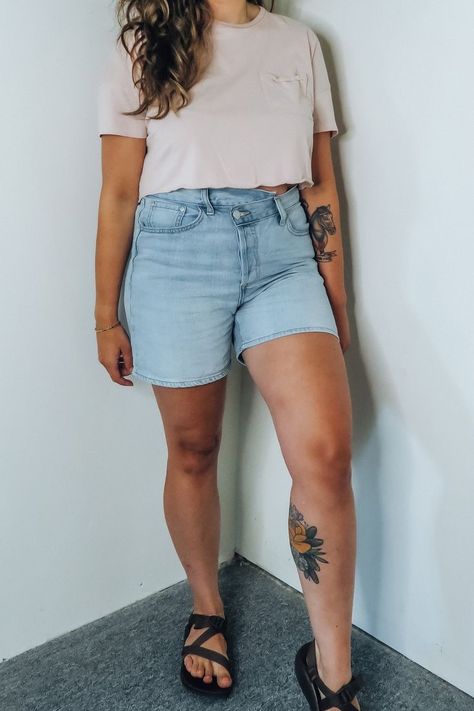 Light Wash Denim Shorts Outfit, Mid Size Outfits Summer, Denim Shorts Outfit Summer, Postpartum Fashion, Start Of Spring, Summer Outfits Curvy, Denim Shorts Outfit, Summer Shorts Outfits, Summer Attire