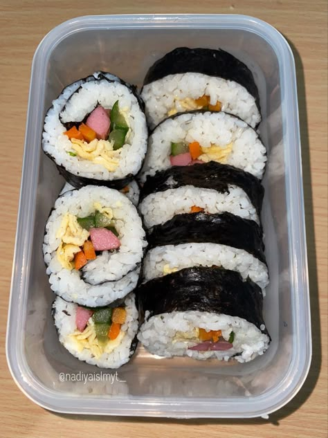 Sushi isi sosis telur Bekal kantor aku hari ini sushi isi sosis dan telur, bahannya sederhana, dan cara pembuatannya pun simple. Aku gak pake makisu yaaa, tapi better lha untuk pembuat susi pemula. xixi Next buat dengan lebih menarik dan lebih lengkap bahan dan alatnya😉 Bekal Aesthetic, Food Sushi, Simple Foods, Makanan Aesthetic, Simple Food, Resep Sushi, Healthy Bento Lunches, Bento Recipes, Easy Food Art