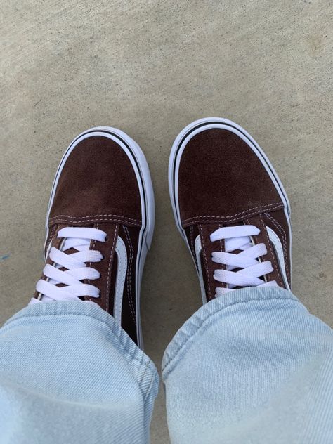 Vans Shoes Outfit, Brown Vans, Ordinary Girls, Shoe Inspo, Winter Sneakers, Art Decals, Clothing Ideas, Winter Wear, Vans Shoes