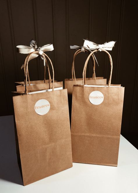 Brown Paper Bag Goody Bags, Brown Paper Bag Party Favors, Paperbag Decoration Ideas, Paperbags Packaging, Diy Earring Cards, Scrunchies Stickers, Paper Bag Decoration, Paper Bag Design, Delivery Bag