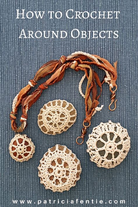 Crochet Rock Covers Patterns Free, Crochet Around Rocks, Crochet Rocks Diy, How To Crochet Doilies, Crochet Stone Necklace, Mini Doily Crochet Pattern, Crochet Stone Pattern Free, Crochet Crystal Necklace, Crochet Gemstone