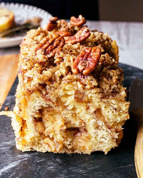 Apple Cinnamon Pecan Babka- Sweet babka bread, swirls of cinnamon-spiced granny smith apples, and a crunchy pecan streusel topping. Apple Cinnamon Babka Recipe, Apple Cinnamon Pecan Bread, Apple Babka, Pecan Babka, Pecan Streusel Topping, Cinnamon Babka, Babka Bread, Apple Cinnamon Cake, Dessert Breads