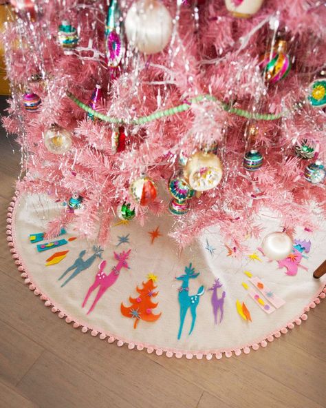 DIY Mid-Century Inspired Felt No-Sew Tree Skirt Tulle Tree Skirt Diy, Diy Felt Tree Skirt, Retro Christmas Tree Skirt, Mid Century Modern Christmas Decor Diy, Felt Christmas Tree Skirt, Diy Vintage Christmas Decorations, Midcentury Modern Christmas Decor, Sew Tree, Mid Century Christmas Decor