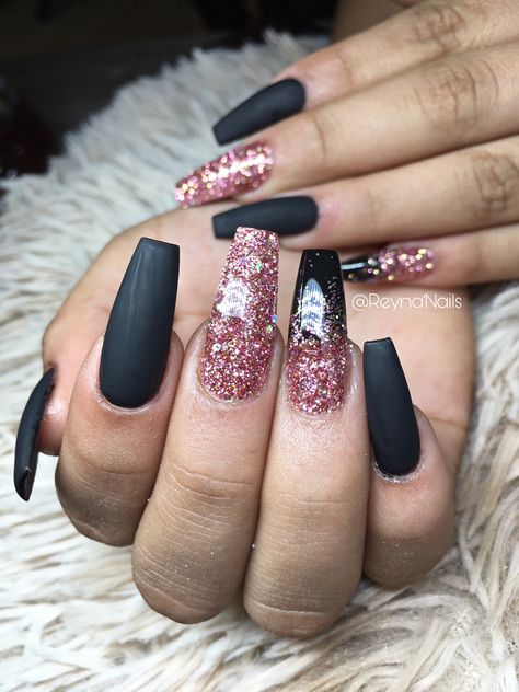 Blush And Black Nails, Pink And Black Sparkle Nails, Black And Pink Ombré Nails, Mate Nail Ideas, Black Pink Ombre Nails, Dark Pink And Black Nails, Black Nails With Pink Glitter, Black Acrylic Nails With Glitter, Pink And Black Ombre Nails