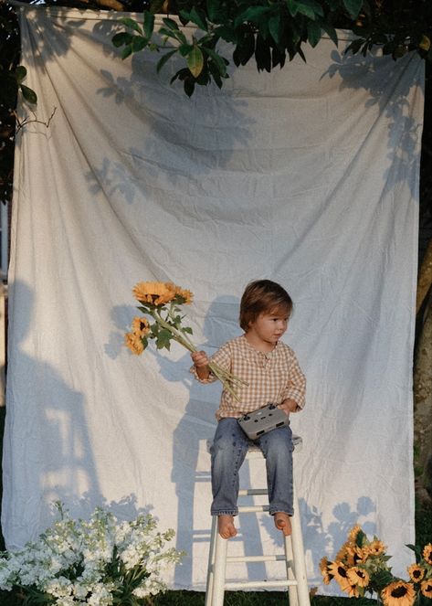 Sheet backdrop sunflowers photography film fall summer flowers Sheet Backdrop Family Photoshoot, Photoshoot Sheet Backdrop, Sunflower Studio Photoshoot, Fall Mini Sessions Set Up Simple, At Home Photoshoot Ideas Kids, Fall Party Backdrop, Photoshoot With Sunflowers, Sheet Backdrop Photography, Fall Mini Sessions Set Up