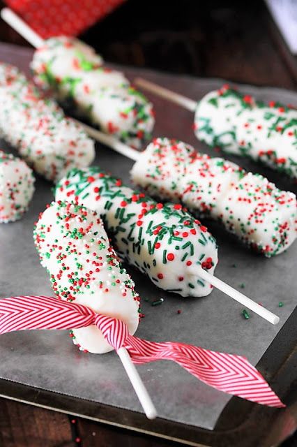 Christmas White Chocolate, Marshmallow Pops Recipe, Marshmallow Skewers, Bake Sale Treats, Christmas Dip, Christmas Candy Easy, Marshmallow Sticks, Mini Caramel Apples, Chocolate Dipped Marshmallows