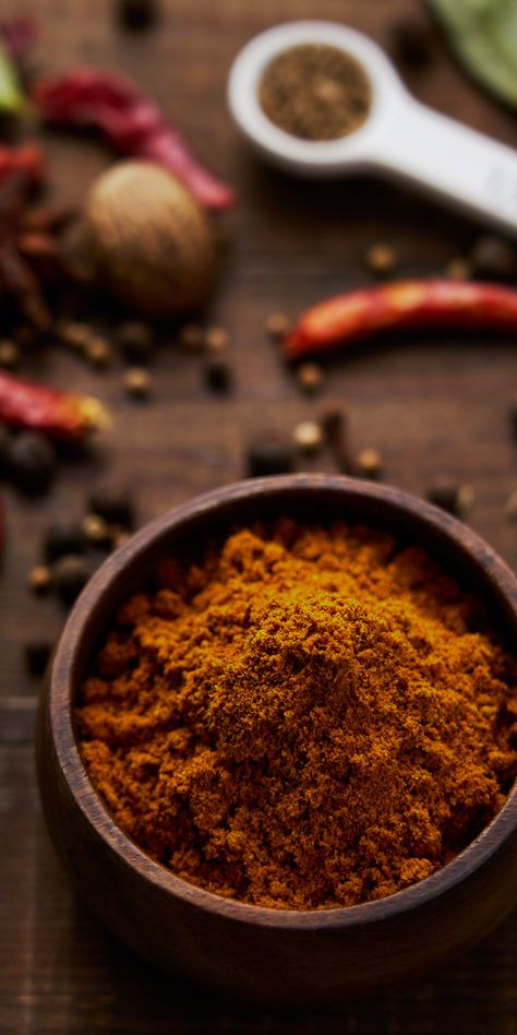 The secret formula for making Japanese-style curry powder includes a blend of 20 different herbs, spiecs and aromatics. Japanese Curry Powder, Curry With Curry Powder, Japanese Curry Powder Recipe, Curry Bread, India Travel Photography, Boiled Chicken Breast, Curry Ingredients, Asian Spices, Dipping Oil