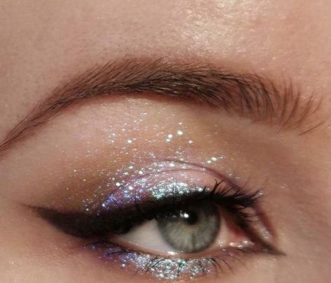 Seductress Makeup, Iridescent Eye Makeup, Yennefer Of Vengerberg, Glitter Eye Makeup, Eye Makeup Pictures, Ethereal Makeup, Eye Makeup Designs, Dope Makeup, Spring Rain