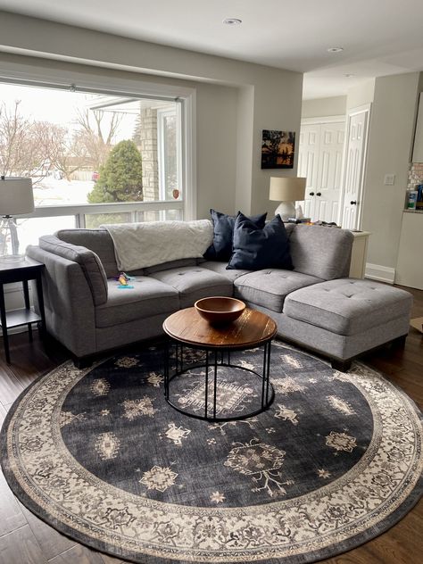 Large Circle Rug Living Room, Circle Rug Living Room Layout, Round Rug Living Room Layout, Circle Rug Living Room, Sectional Couch Layout, Mini Living Room, Nyc Living Room, Round Rug Living Room, Black Couches