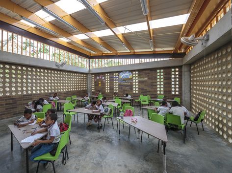 Gallery of Siete Vueltas Rural Educational Institution / Plan:b arquitectos - 4 Kindergarten Architecture, Social Housing Architecture, Sustainable Schools, School Building Design, Rural Architecture, Roof Beam, Ventilation Design, Plans Architecture, Mix Use Building