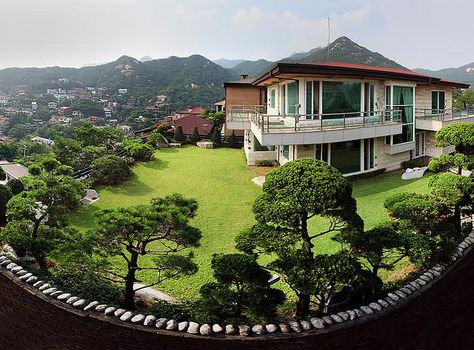 "Secret" destinations in Seoul via myseoulsearching.com Korean Movies, Kim Chi, Hotel Interiors, Eco House, Off The Beaten Path, House Goals, Korean Celebrities, Mua Sắm, Small House Design