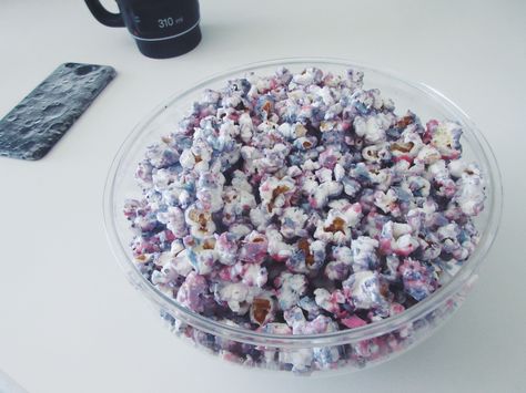 Galaxy Popcorn! The salty popcorn mixed with the sweet galaxy colored white chocolate makes this the prettiest popcorn I ever had! Galaxy Snacks, Galaxy Popcorn, Salty Food, Salty Popcorn, Galaxy Party, Popcorn Mix, Theme Nights, Galaxy Colors, Road Trip Snacks