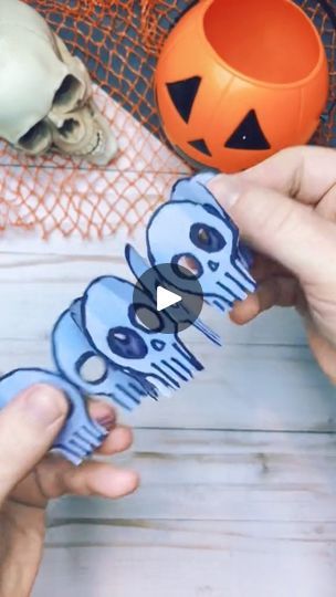 Facebook Paper Chain Halloween Decorations, Paper Chains Halloween, Halloween Chains Decor, Paper Chain Ghost, Halloween Paper Chain Links, Scrape Painting, Skull Crafts, Paper Chains, Halloween Drawings