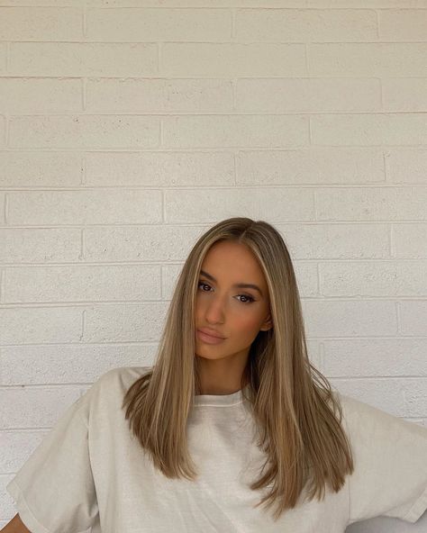 Deana Duka on Instagram: “did you guys catch my hair chop video on youtube? if not, link is in my bio 🖤 weird bc it looks kinda long to me in this photo 🧐” Honey Blonde Hair, Brown Hair Balayage, Blonde Hair Inspiration, Inspo Instagram, Blonde Hair Looks, Blonde Hair With Highlights, Brown Blonde Hair, Hair Inspiration Color, Hair Inspo Color