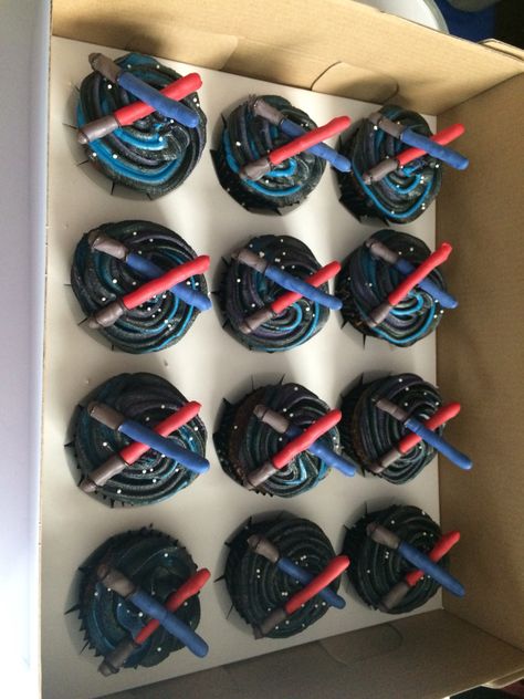 Star Wars Birthday Cupcakes, Star Wars Cupcake Cake, Star Wars Gender Reveal Cake, Bb8 Cupcakes, Star Wars Themed Cupcakes, Cupcakes Star Wars, Star Wars Chocolate Covered Strawberries, Mandalorian Cupcakes, Star Wars Cupcake Ideas