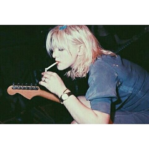 bluewindowsill／2016/10/24 17:15:38／courtney. Courtney Love, A Woman, Guitar