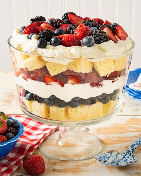 Vanilla Trifle, Punch Bowl Cake, Trifle Cake, Strawberry Shortcake Trifle, Fruit Trifle, Easy Strawberry Shortcake, Fast Dessert Recipes, Strawberry Trifle, Berry Trifle