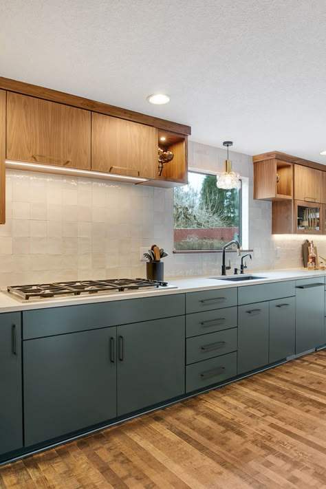 Modern Kitchen Cabinet Design Wood, Kitchen Ideas Two Tone, Walnut And Painted Cabinets, Small Upper Cabinets Kitchen, Flat Wood Kitchen Cabinets, Contrasting Upper And Lower Kitchen Cabinets, Midcentury Modern Kitchen Painted Cabinets, Kitchen Ideas Flat Cabinets, Mid Century Modern Painted Cabinets