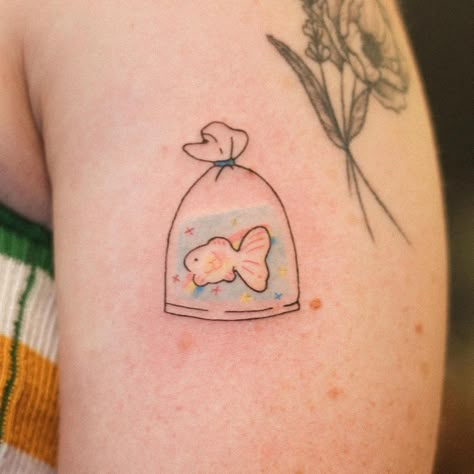 Tattoo Ideas Cute, Betta Fish Tattoo, Small Fish Tattoos, Tattoo Ideas Minimalist, Tattoo Pet, Kawaii Fish, Tattoo Fish, Goldfish Tattoo, Bag Tattoo