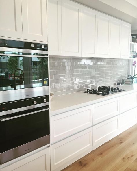 Handleless profile kitchen!!! Love the streamline look with no handles ❤️ @wk_quantumquartz #alpinewhite @polytec #lismoreprofile… White Kitchen No Handles, Kitchen Cabinet No Handles, Polytec Kitchen Cabinets, Kitchen No Handles, Handleless Shaker Kitchen, No Handle Kitchen Cabinets, Kitchen Wallpaper Black, White Hamptons Kitchen, Hampton Kitchens