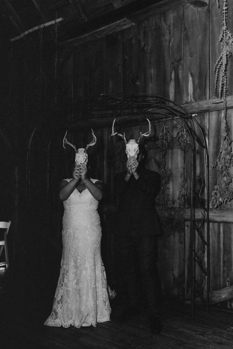 Creepy Wedding Photos, Dark Wedding Photoshoot, Grunge Wedding Aesthetic, Dark Couple Photoshoot, Satanic Wedding, Scary Wedding, Grunge Wedding, Fright Fest, Dark Wedding Theme