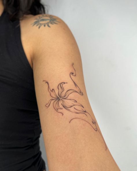 floral flow | custom sketch🪶 . . . #customtattoos #finelinetattoo #flowtattoo #finelinework #fineliners #floraltattoos #inked #cheyenne_tattooequipment #ankaradovme #abstracttattoos Tattoos Swirls, Swirl Line Tattoo, Swirly Line Tattoo, Floral Swirl Tattoo, Flower Swirl Tattoo, Fine Line Swirl Tattoo, Wiggly Line Tattoo, Swirly Tattoos For Women, Flow Tattoo