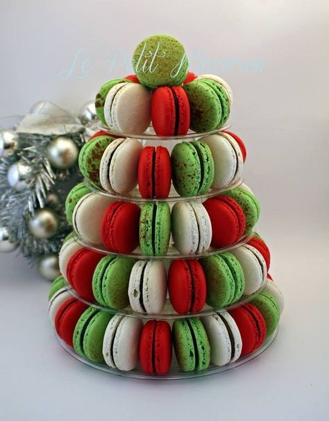 Macaron Christmas tree Macaron Christmas Tree, Christmas Macaroons, Macaron Christmas, Christmas Macarons, Macaron Tower, Macaron Flavors, Macaron Cookies, Christmas Lunch, Macaron Recipe