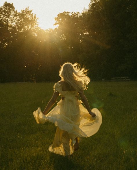 the most angelic EVER 🌼🌞✨🥲 Host / @ashlynleephoto Model / @sunnyahesby Dress / @asos #777luckyfish #documentarysenior #seniorphotographer #seniorphotoinspo #authenticlovemag #storytellingphotography Pastel Senior Photos, Cool Senior Photo Ideas, Aesthetic Field Pictures, Girl Photoshooting Aesthetic, Flowy Dresses Aesthetic, Aesthetic Pictures To Take, Running Through Field Aesthetic, Teen Photoshooting Ideas, Grass Photoshoot Ideas